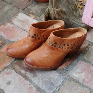 EUC Sofft tan leather mules